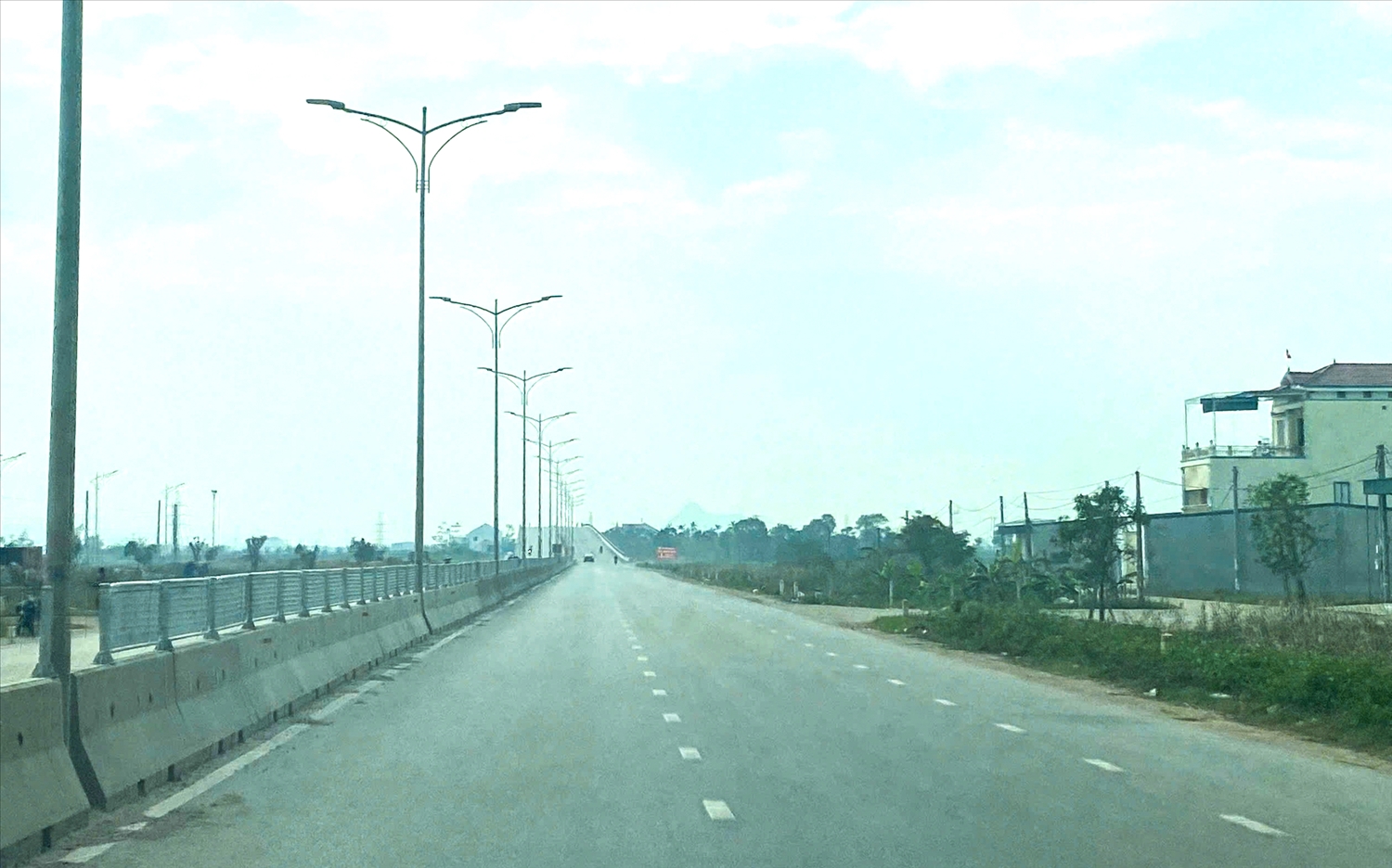 Dự án nâng cấp, mở rộng Quốc lộ 7A có tổng mức đầu tư khoảng 1.400 tỷ đồng, đang gấp rút hoàn thành