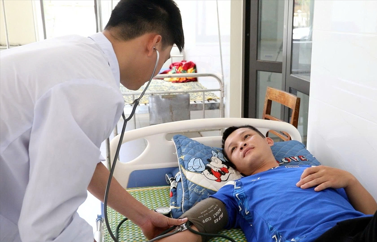 Cán bộ Trạm Y tế xã Sơn Điện khám sức khỏe cho người dân 