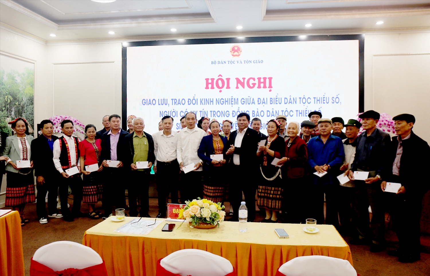 Thứ trưởng Y Thông trao quà của Bộ Dân tộc và Tôn giáo và chụp ảnh kỷ niệm cùng các đại biểu DTTS, người có uy tín. Ảnh: Thanh Hải