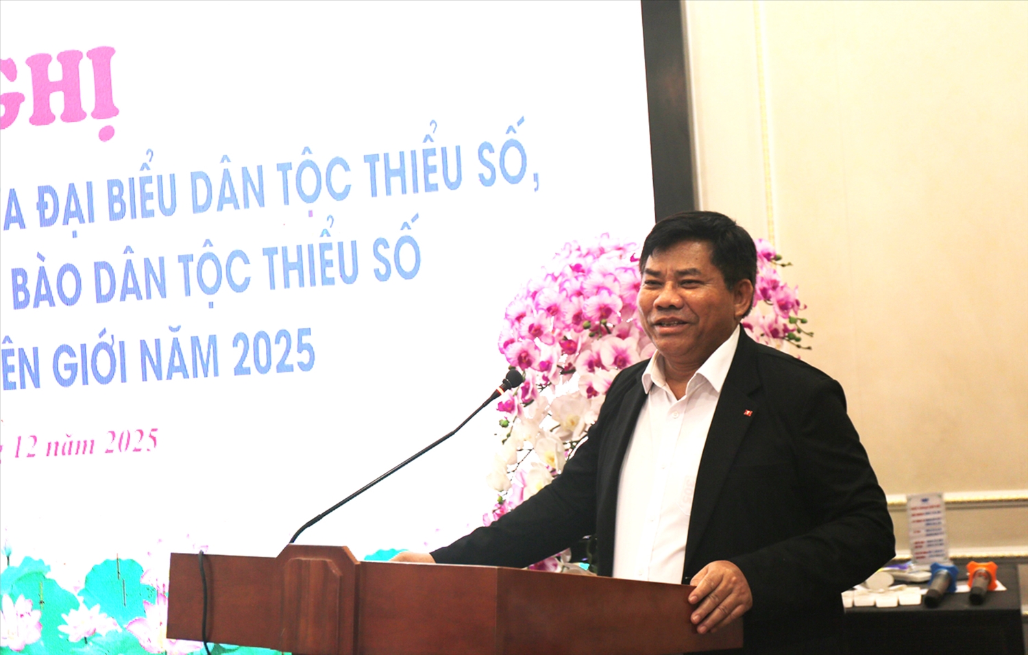 Thứ trưởng Bộ Dân tộc và Tôn giáo Y Thông nhấn mạnh: Hội nghị là dịp chia sẻ kinh nghiệm trong việc tuyên truyền, thực hiện các chủ trương, chính sách dân tộc của Đảng và nhà nước ở vùng DTTS dọc tuyến biên giới. Ảnh: Thanh Hải