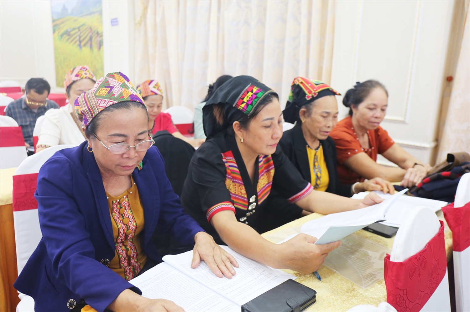 Các đại biểu các DTTS và người có uy tín sinh sống dọc tuyến biên giới Việt Nam - Lào tham dự Hội nghị. Ảnh: Thanh Hải 