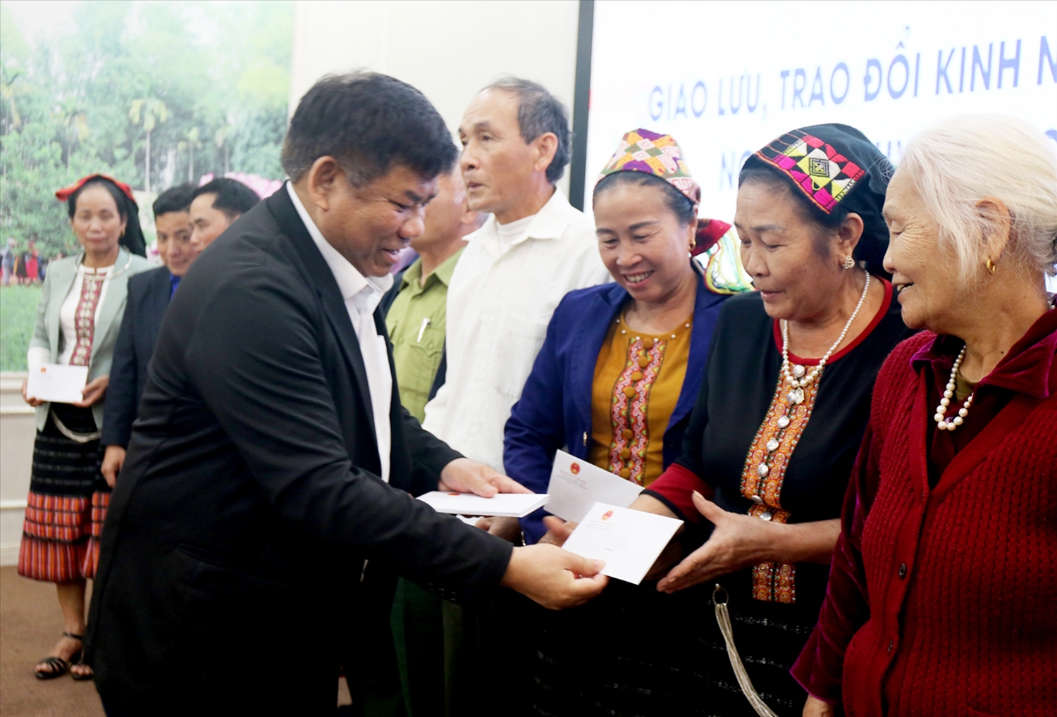 Thứ trưởng Y Thông trao quà của Bộ Dân tộc và Tôn giáo cho các đại biểu DTTS, người có uy tín như một lời động viên, sẻ chia ấm áp. Ảnh Thanh Hải