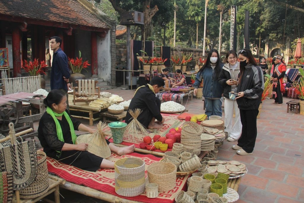 Thế hệ trẻ đóng vai trò quan trọng trong việc bảo tồn và phát huy giá trị của các làng nghề truyền thống (Ảnh P. Sỹ)