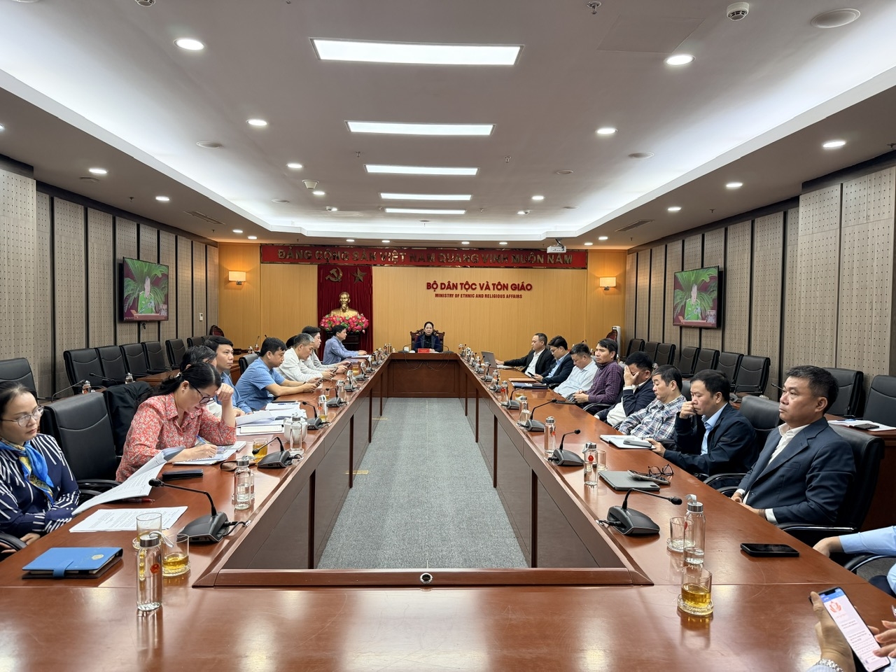 Các đại biểu tham dự Hội nghị tại điểm cầu Bộ Dân tộc và Tôn giáo. Ảnh: Mạnh Cường.