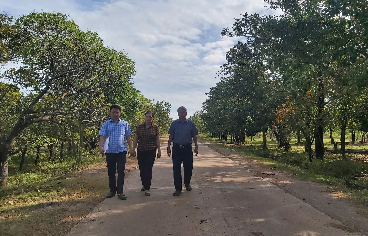 Cán bộ buôn, Người có uy tín thường xuyên đến từng nhà vận động