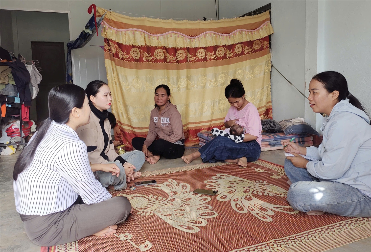 Trạm Y tế xã cùng phụ nữ, đoàn thể buôn phối hợp thường xuyên đến tận nhà vận động các gia đình