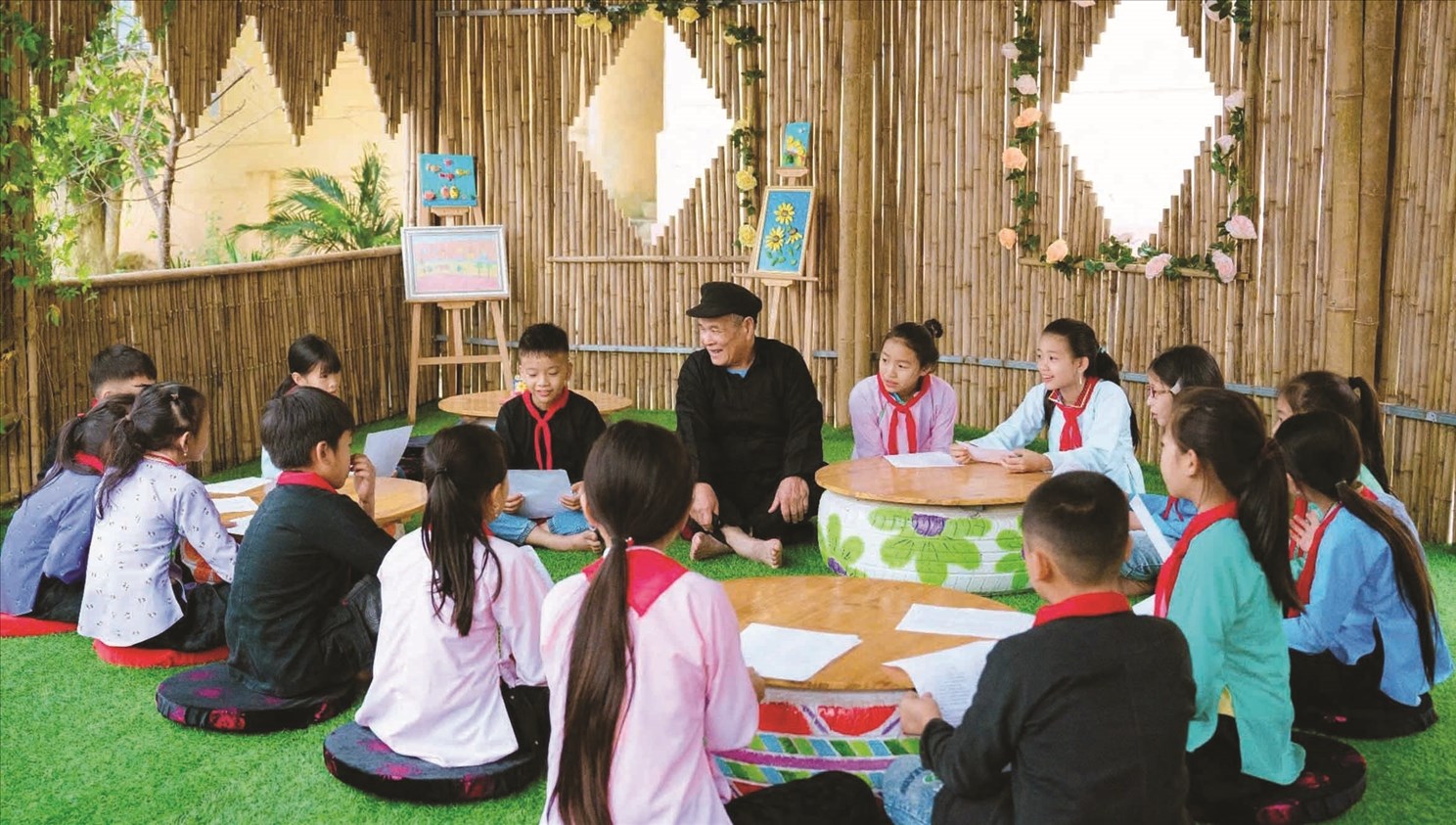 Nghệ nhân Nhân dân Hoàng Xín Hòa trong một buổi truyền dạy dân ca Nùng Dín cho các em học sinh