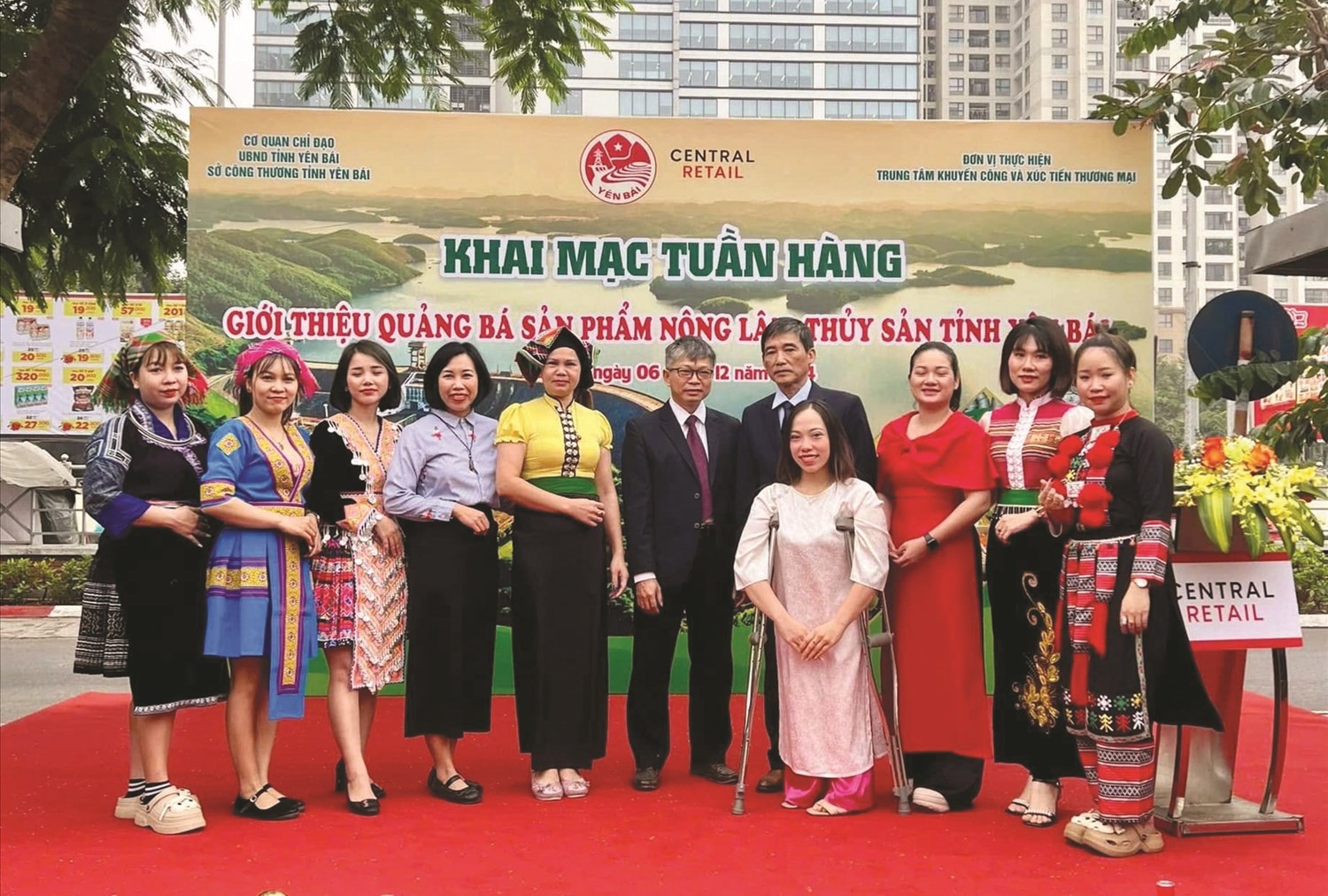 Mai Anh (áo dài trắng) tích cực tham gia các hoạt động xúc tiến nông sản địa phương