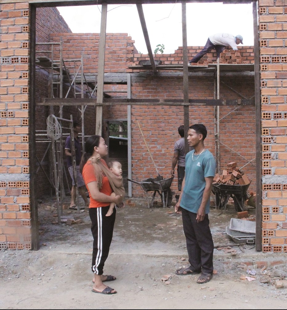 Anh Y Theng tuyên truyền, vận động và chia sẻ kinh nghiệm để người dân trong buôn phát triển kinh tế