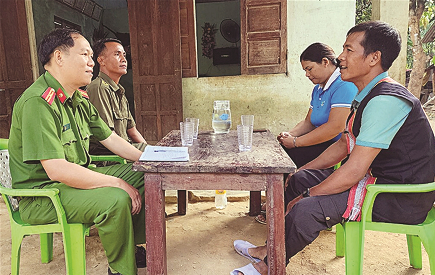 Anh Hồ Văn Chí - Người có uy tín luôn tích cực vận động bà con tuân thủ các quy định của pháp luật. Ảnh NVCC