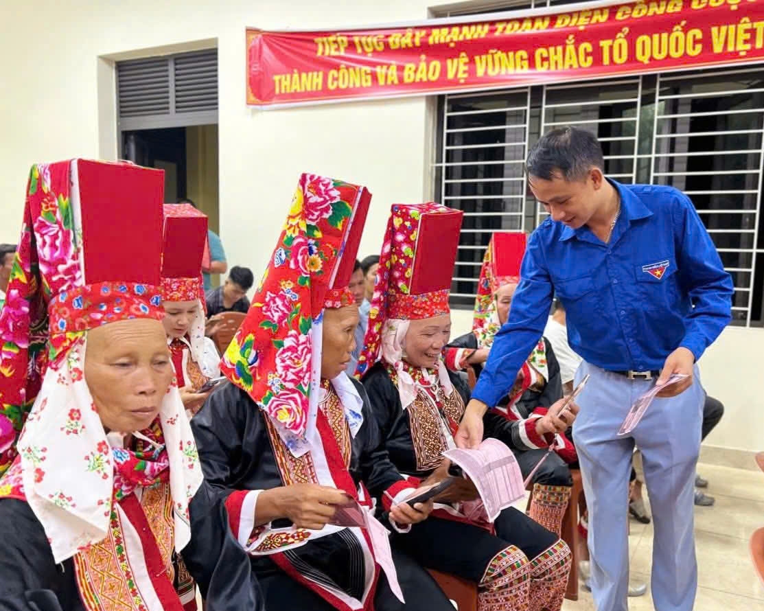 Đoàn thanh niên xã vùng cao Điền Xá hỗ trợ người dân sử dụng chuyển đổi số