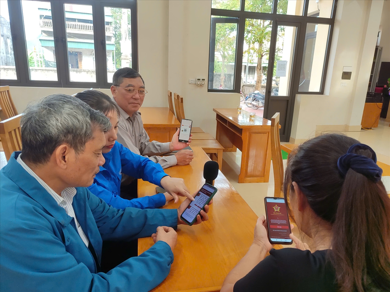 Cán bộ đoàn xã Hải Lạng hỗ trợ người dân cài đặt và sử dụng VNEID