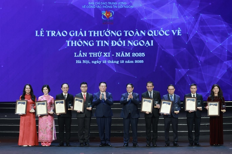 Thủ tướng Phạm Minh Chính và Trưởng Ban chỉ đạo Công tác thông tin đối ngoại, Chủ nhiệm Tổng cục Chính trị Quân đội nhân dân Việt Nam Nguyễn Trọng Nghĩa cùng các tác giả đạt giải Nhất - Ảnh: VGP/Nhật Bắc