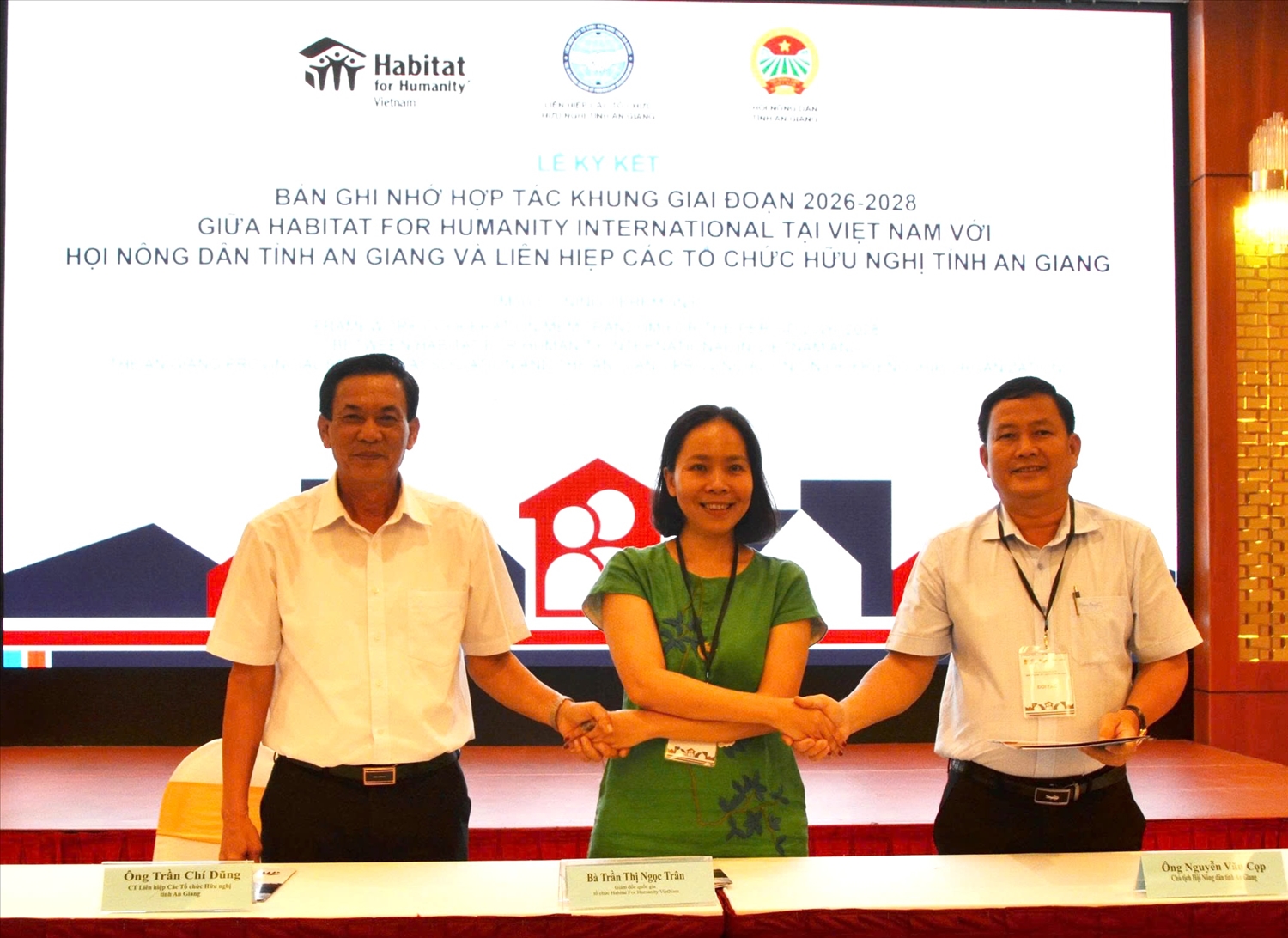 Từ phải qua: Ông Nguyễn Văn Cọp, Chủ tịch Hội Nông dân tỉnh An Giang; bà Trần Thị Ngọc Trân, Giám đốc Quốc gia của HFHI tại Việt Nam và ông Trần Chí Dũng, Chủ tịch Liên hiệp Các tổ chức Hữu nghị tỉnh An Giang cùng ký kết khung hợp tác 3 năm trên địa bàn tỉnh An Giang 