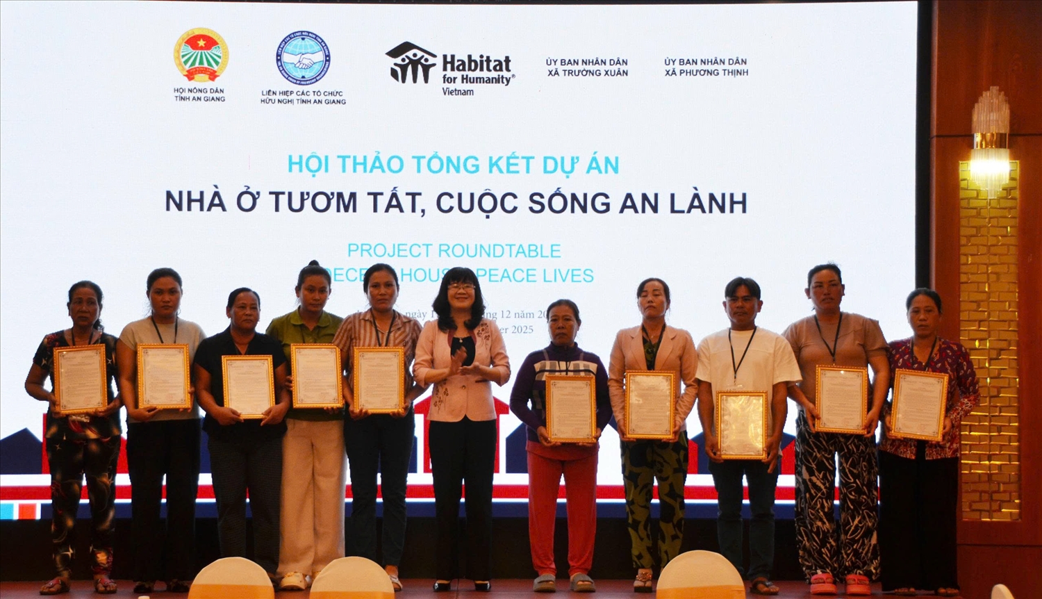 Đại diện Ban tổ chức trao giấy chứng nhận nhà cho các hộ thuộc chương trình trên địa bàn tỉnh An Giang 