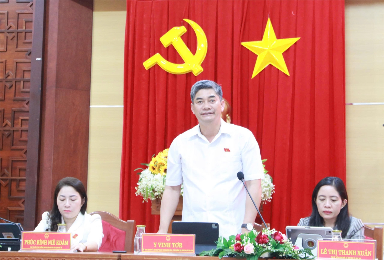 Thứ trưởng Bộ Dân tộc và Tôn giáo Y Vinh Tơr phát biểu tại Hội nghị tiếp xúc cử tri tại Đắk Lắk