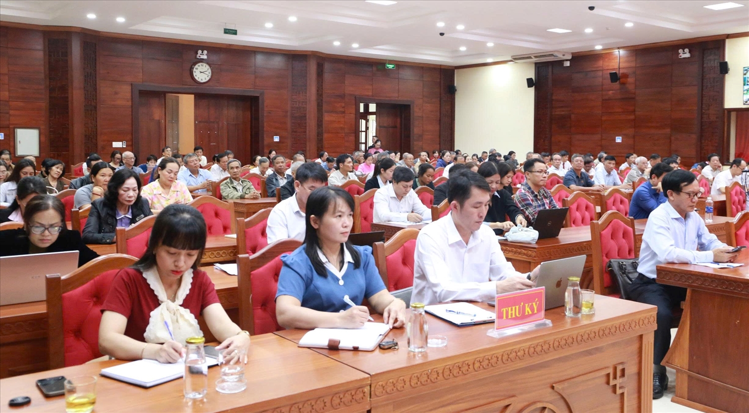 Đại biểu, cử tri tham dự hội nghị