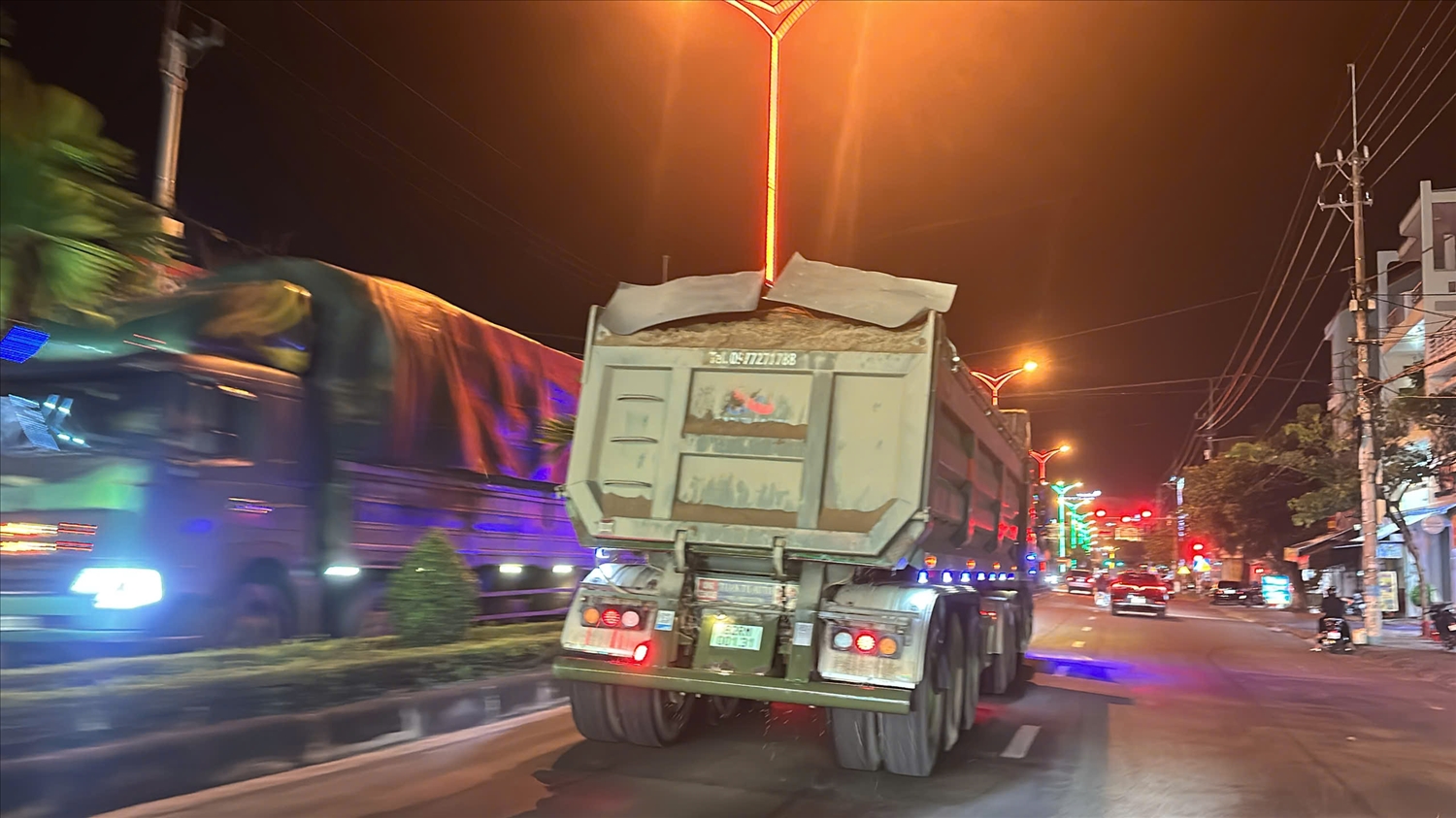 Xe tải chở vật liệu chạy vào ban đêm trên đường Hồ Chí Minh, đoạn qua phường Kon Tum. (Ảnh: Ngọc Chí)