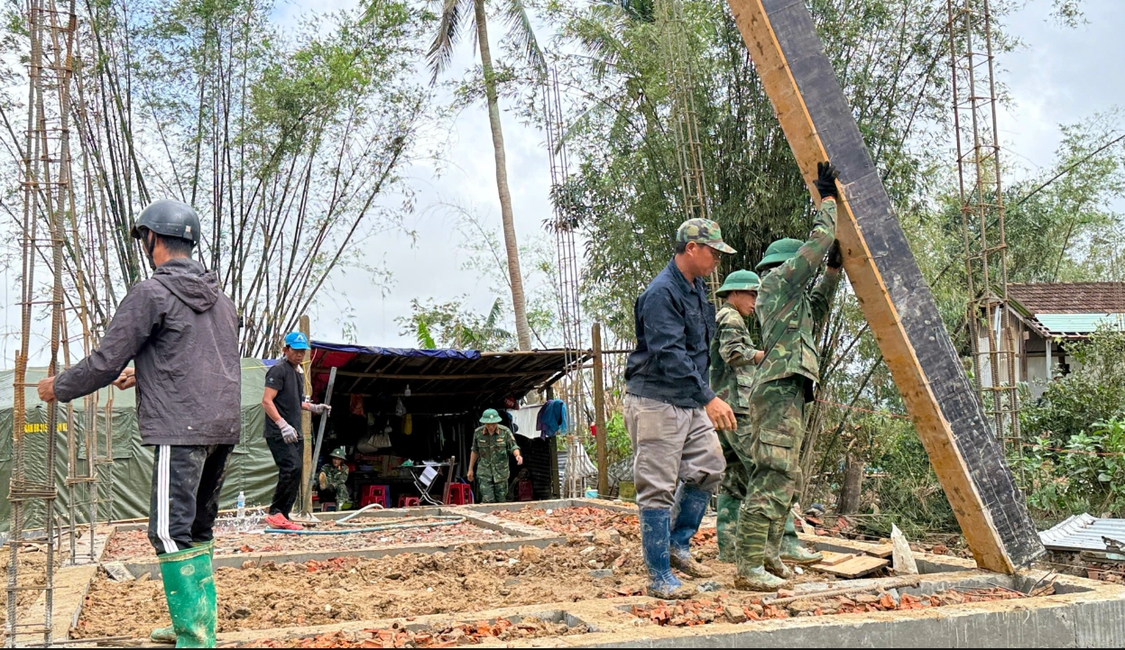 Các chiến sĩ đang làm việc với một tinh thần và quyết tâm rất cao. (Ảnh: T.Q)