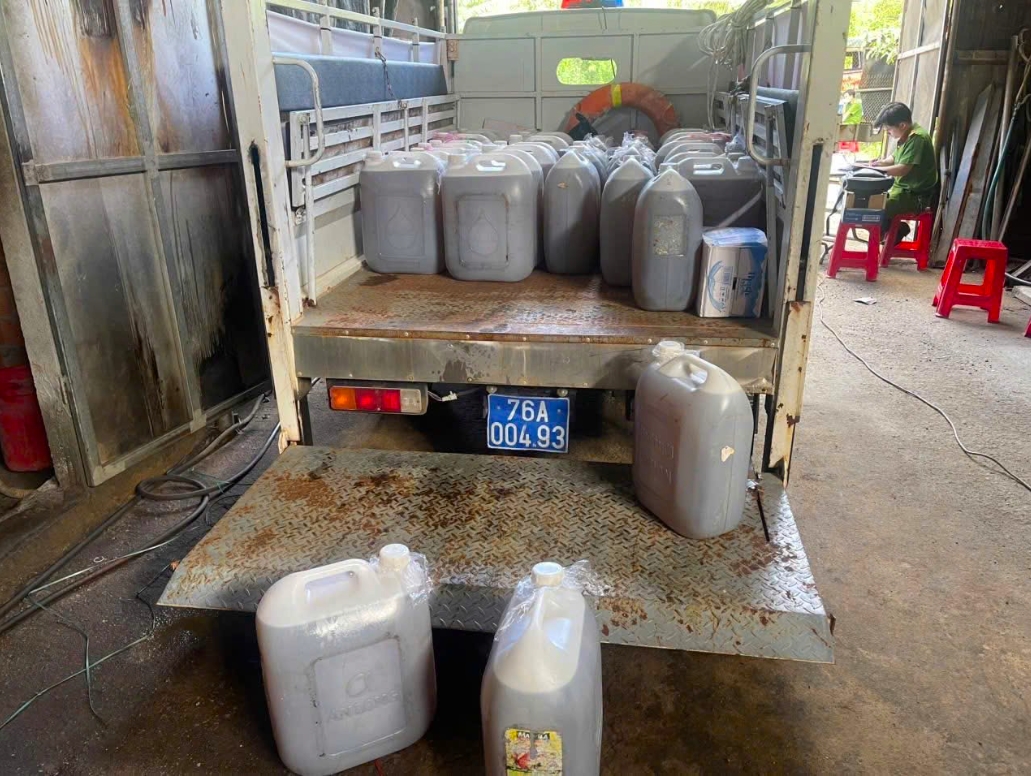 Nhiều thùng dầu DO không rõ nguồn gốc được lực lượng chức năng thu giữ để tiếp tục điều tra. (Ảnh: Đ.Minh)