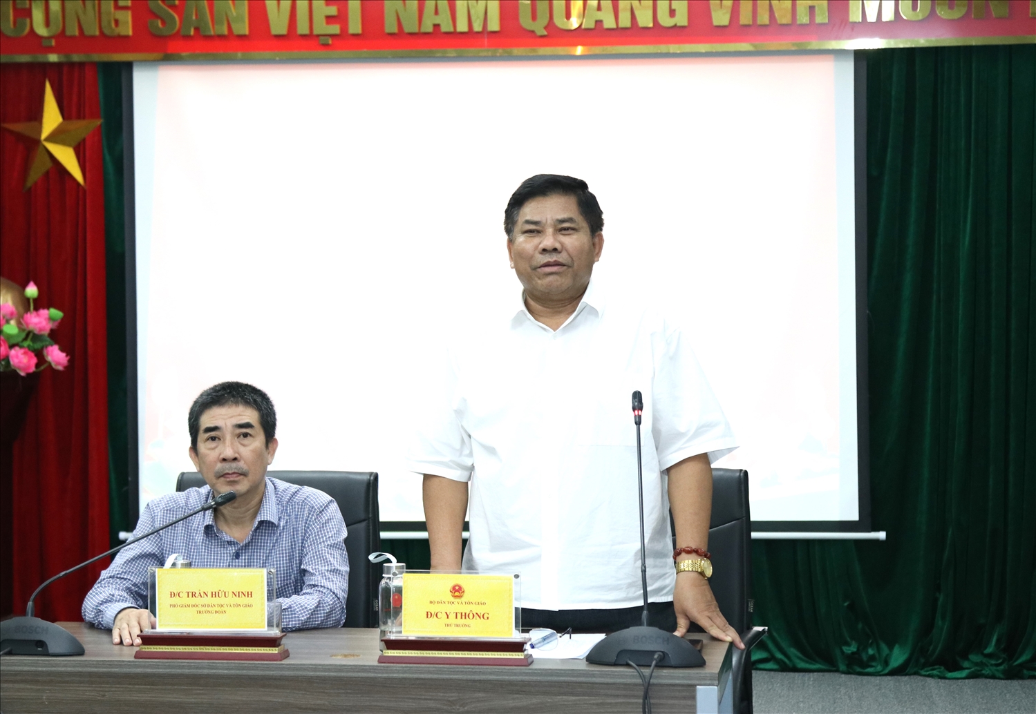 Thứ trưởng Y Thông phát biểu tại buổi gặp mặt