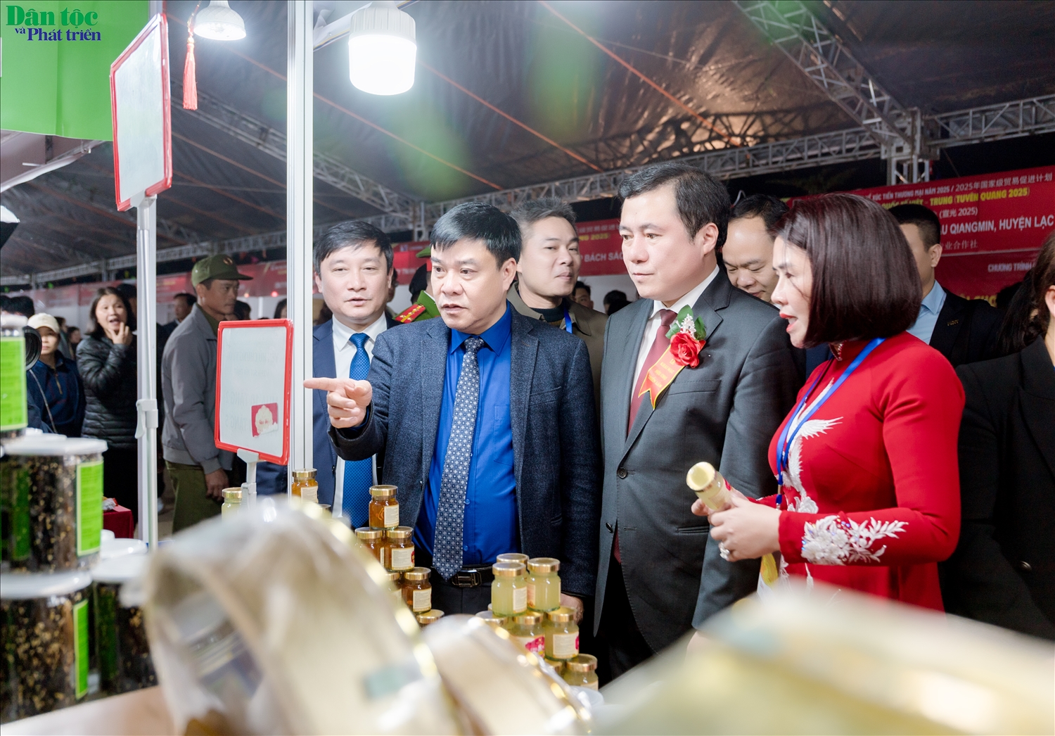 Thứ trưởng Bộ Công Thương Nguyễn Sinh Nhật Tân và lãnh đạo tỉnh Tuyên Quang tham quan các gian hàng tại Hội chợ