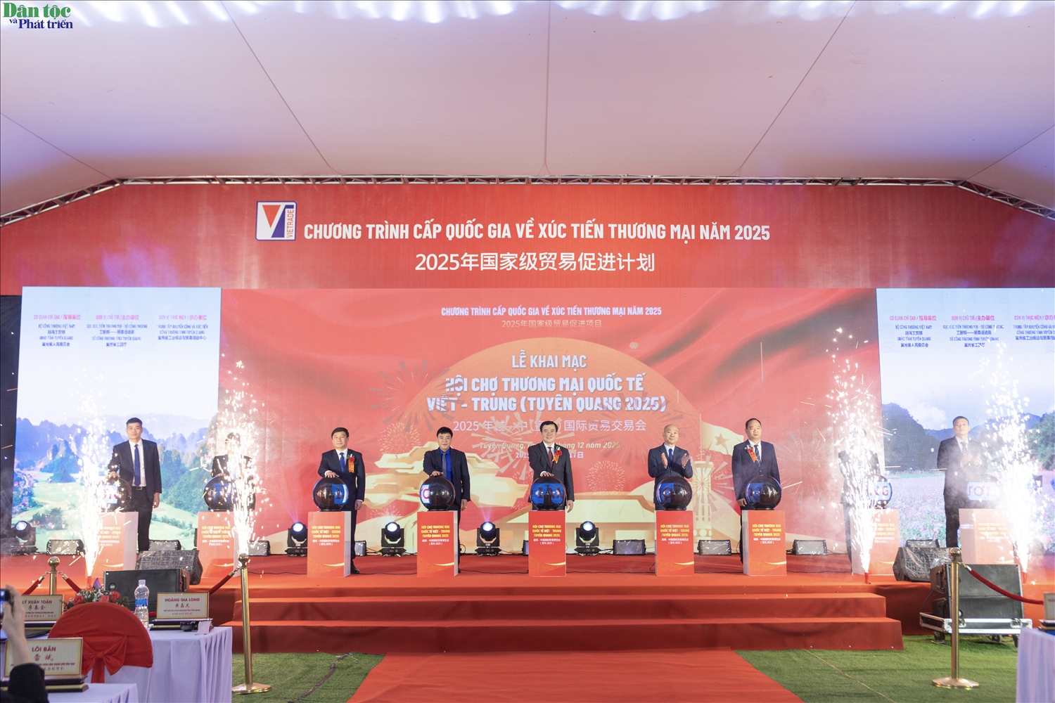 Lãnh đạo Bộ Công thương, tỉnh Tuyên Quang, đại diện châu Văn Sơn, tỉnh Vân Nam và thành phố Bách Sắc, tỉnh Quảng Tây (Trung Quốc) thực hiện nghi thức khai mạc Hội chợ