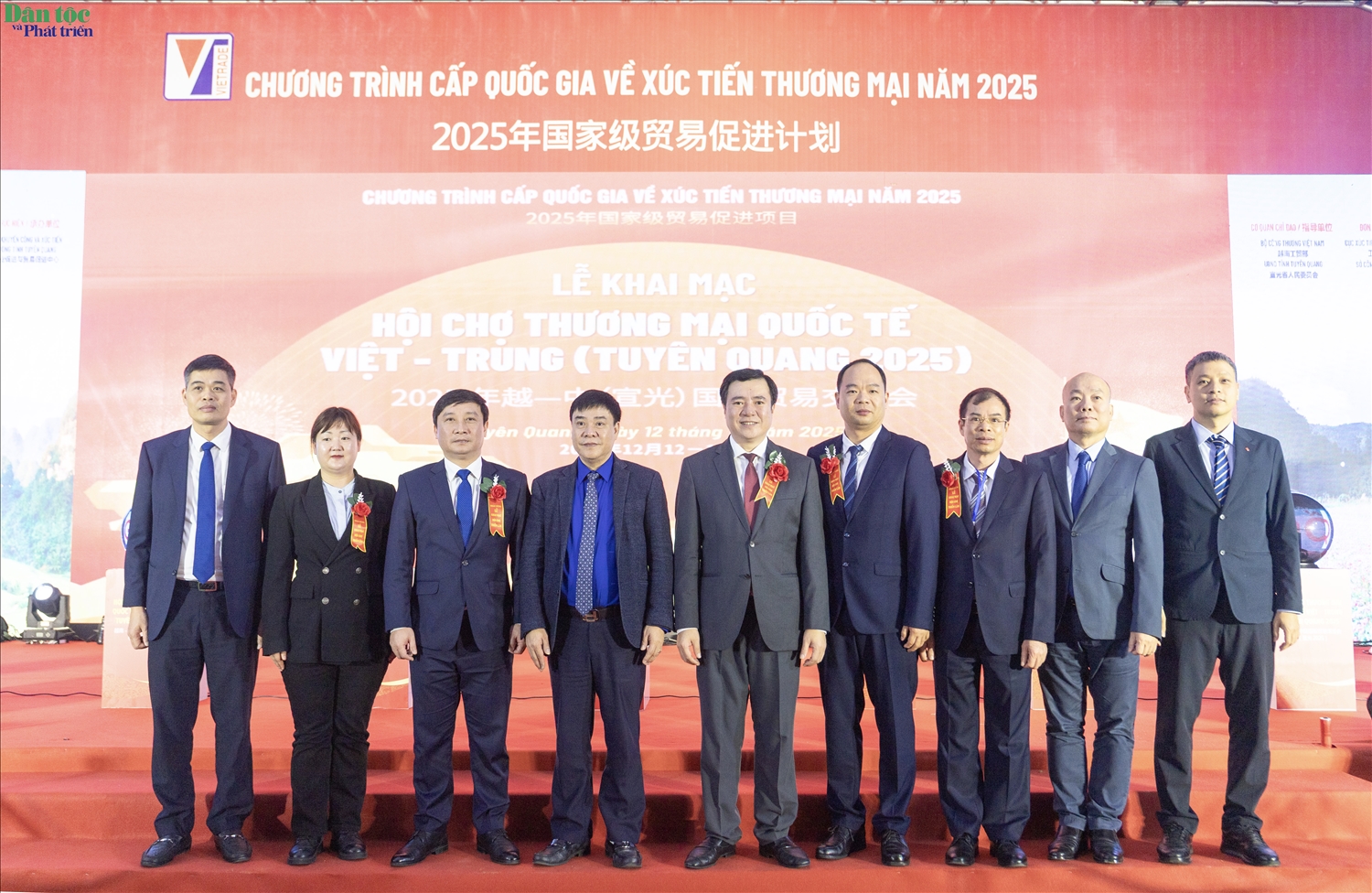 Đoàn đại biểu của hai nước cùng chụp ảnh lưu niệm tại Lễ khai mạc