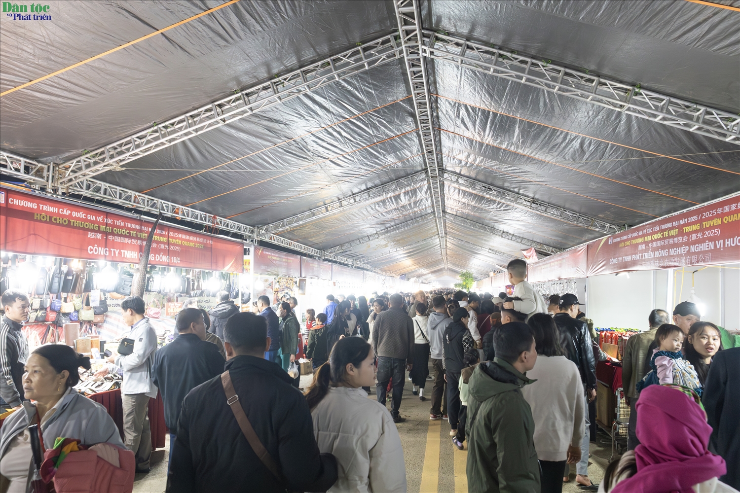 Ngay trong ngày đầu tiên tổ chức, Hội chợ đã thu hút hàng ngàn lượt khách ghé thăm và mua sắm tại các gian hàng