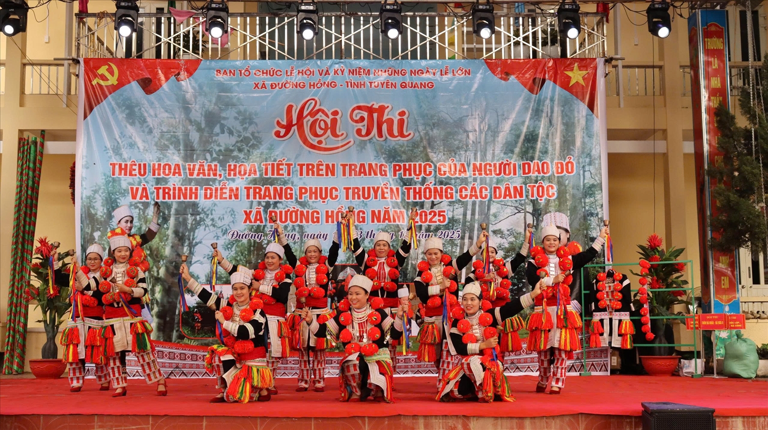 Phụ nữ Dao đỏ xã Đường Hồng biểu diễn múa hát truyền thống, góp phần tôn vinh bản sắc văn hóa dân tộc tại Hội thi