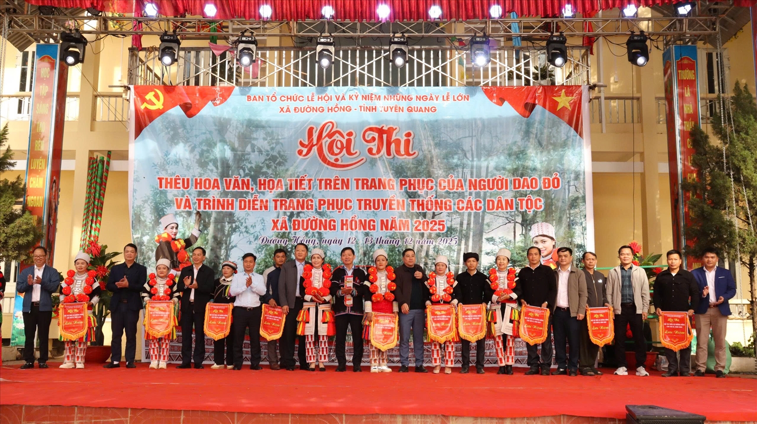 Ban Tổ chức trao giải cho các đội đạt thành tích tại Hội thi thêu hoa văn, họa tiết trên trang phục Dao đỏ xã Đường Hồng năm 2025