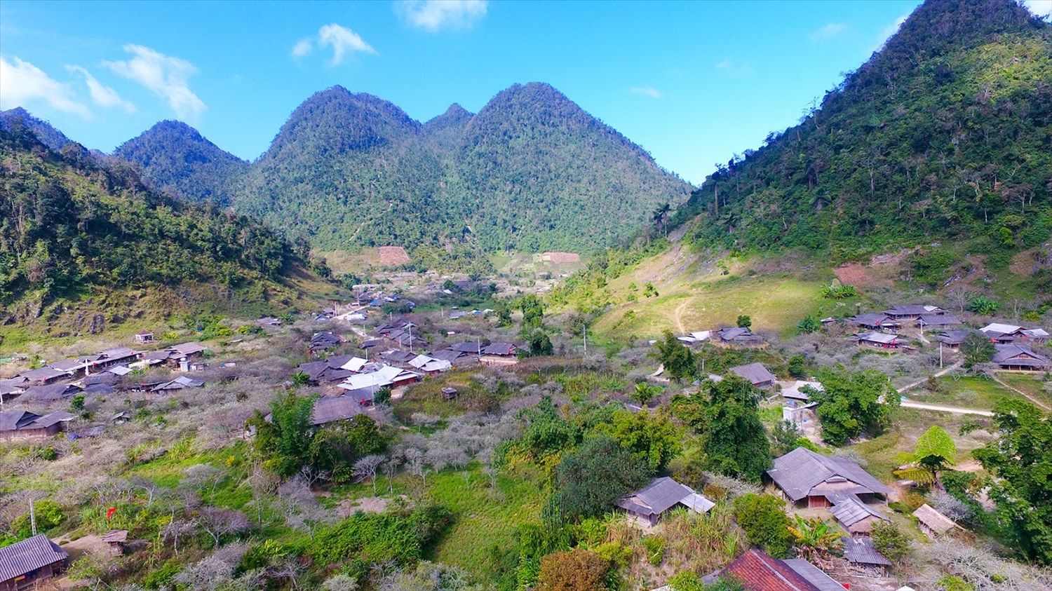 Trong những nỗ lực xây dựng cuộc sống ổn định, phát triển ở vùng biên Nghệ An có vai trò quan trọng của đội ngũ Người có uy tín - Trong ảnh: Trung tâm xã Mường Lống