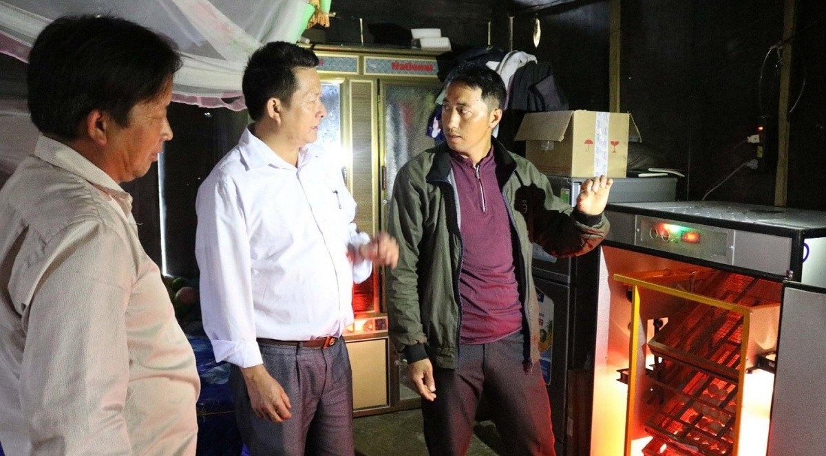 Ông Vừ Tồng Pó (bìa phải) - Người có uy tín ản Mường Lống 1, xã Mường Lống chính là điểm tựa của bà con dân bản.