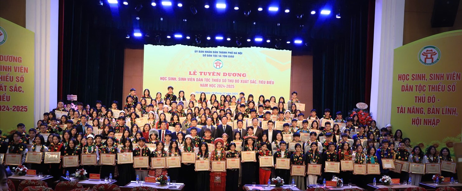 Ban Tổ chức cùng các thầy, cô giáo và các em học sinh, sinh viên tiêu biểu, xuất sắc của Thủ đô Hà Nội chụp ảnh lưu niệm tại lễ Tuyên dương.