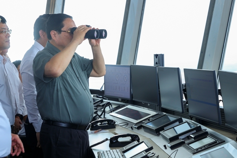 Thủ tướng thăm đài kiểm soát không lưu- bộ não của sân bay - Ảnh: VGP/Nhật Bắc