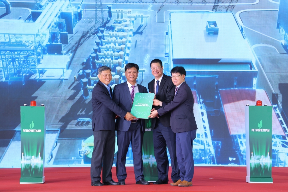 Nghi thức bàn giao chìa khoá vận hành nhà máy cho chủ đầu tư.