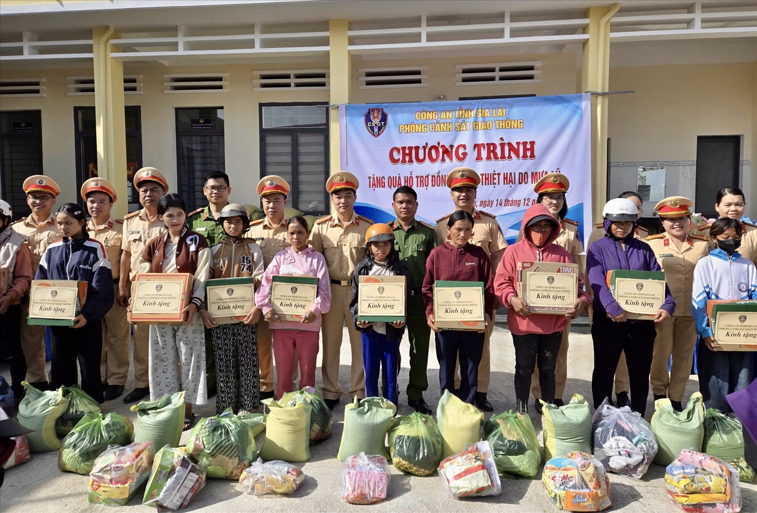 Phòng CSGT tặng quà cho người dân xã Ia Hiao bị thiệt hại do mưa lũ 