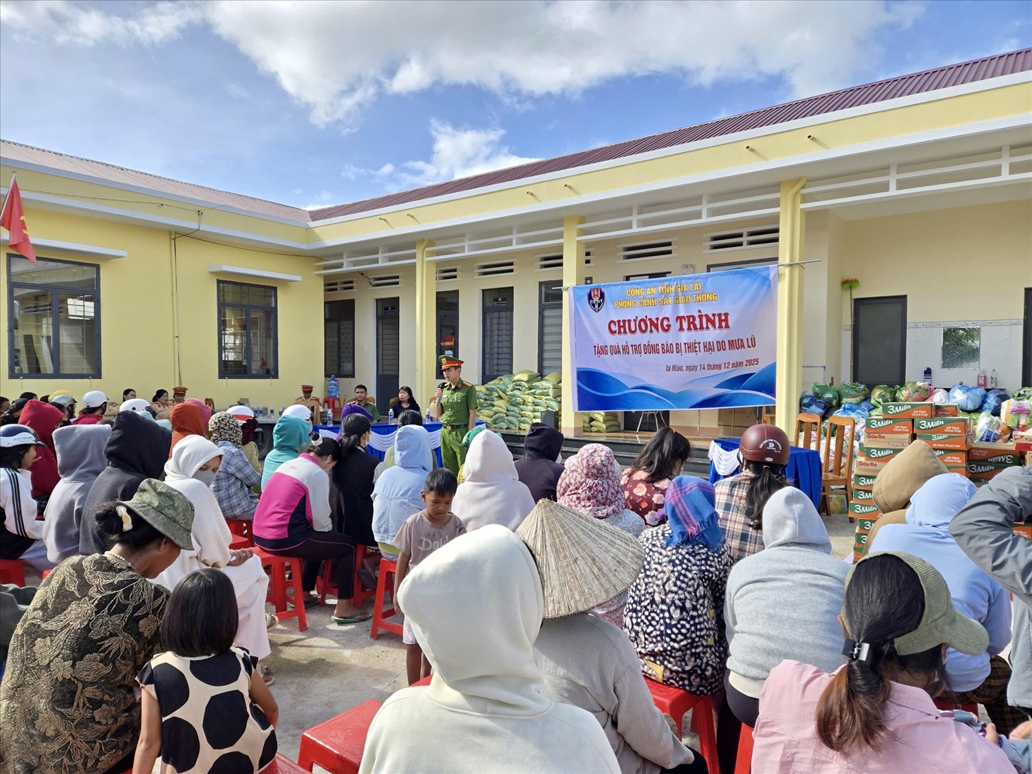 Phòng CSGT tuyên truyền, phổ biến giáo dục pháp luật về an toàn giao thông và hỗ trợ người dân làm sạch dữ liệu đăng ký xe