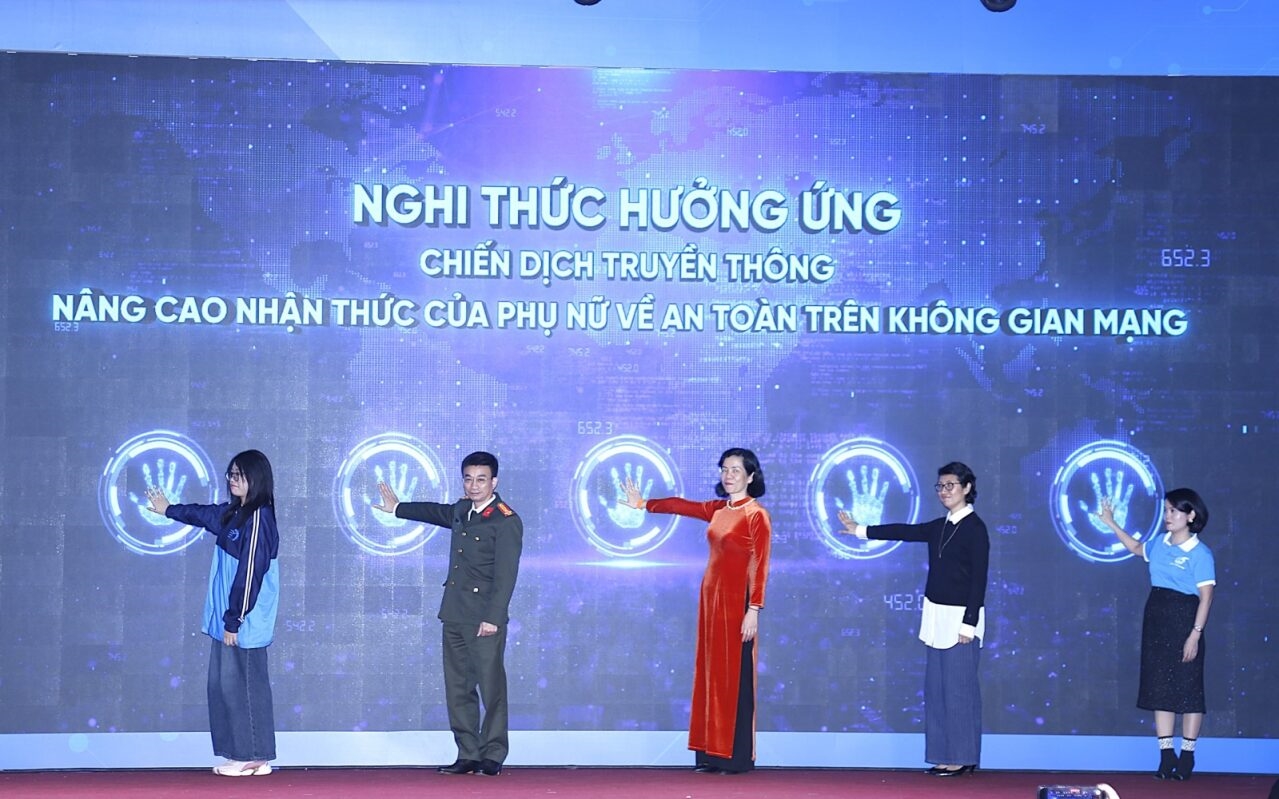 Các đại biểu thực hiện nghi thức hưởng ứng chiến dịch truyền thông