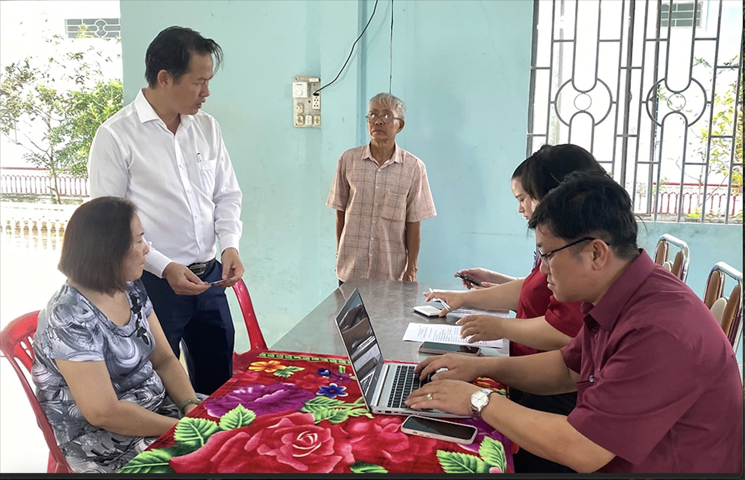 Cán bộ phường Vĩnh Châu ( TP. Cần Thơ) tư vấn, giải thích cụ thể từng trường hợp cho các cụ đang sinh sống tại Nhà dưỡng lão hiểu và hợp tác 