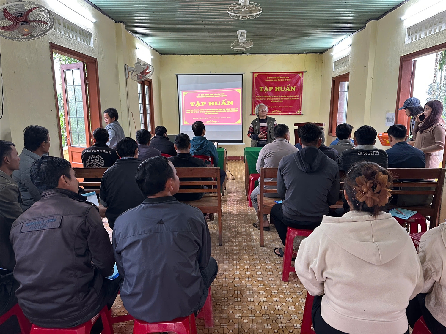 Lớp tập huấn chuyên đề về kỹ năng sử dụng phương tiện truyền thông, nhằm nâng cao hiệu quả công tác truyền thông giảm nghèo về thông tin tại xã Sơn Thủy, Quảng Ngãi