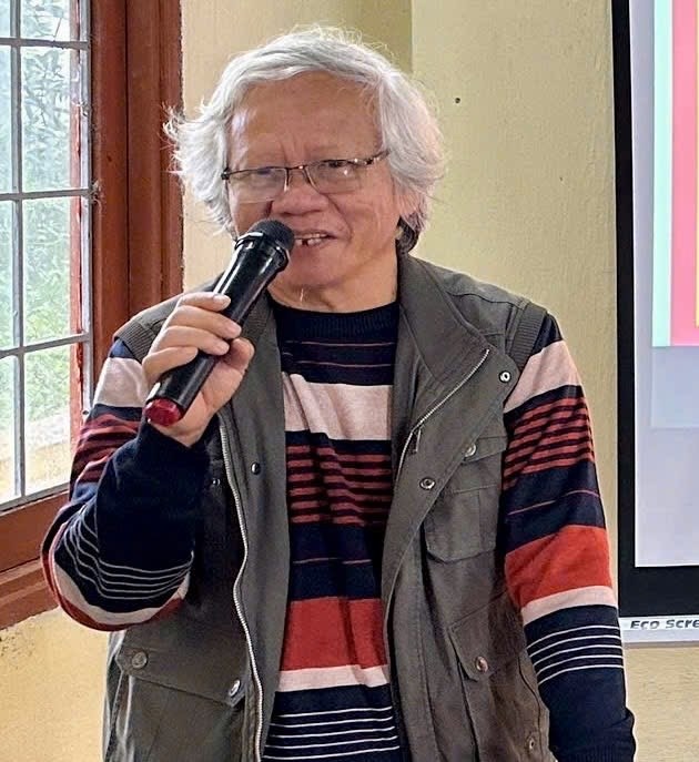 Nhà báo Trần Đình Quang hướng dẫn cách tiếp cận thông tin cho đồng bào Hrê