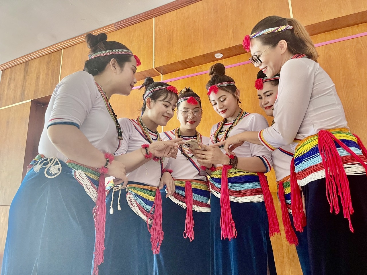 Phụ nữ Co hướng dẫn nhau cách tiếp cận và xem tin tức trên điện thoại thông minh.