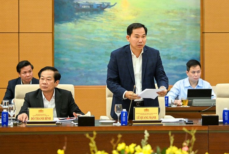 Tổng Thư ký Quốc hội, Chủ nhiệm Văn phòng Quốc hội Lê Quang Mạnh trình bày báo cáo tại phiên họp. (Ảnh: Duy Linh) 