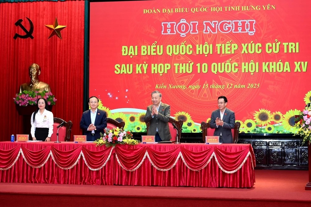 Tổng Bí thư Tô Lâm và đại biểu Đoàn đại biểu Quốc hội tỉnh Hưng Yên tại hội nghị tiếp xúc cử tri. (Ảnh: Đăng Khoa) 