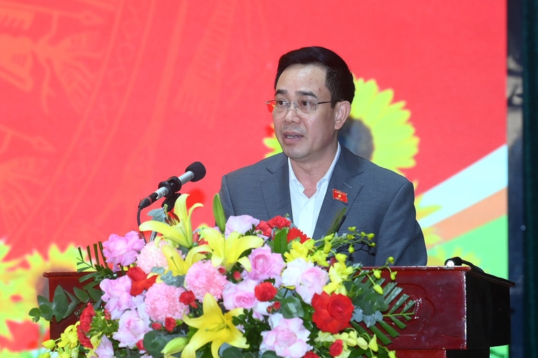 Đại biểu Quốc hội Nguyễn Văn Huy trình bày báo cáo tại hội nghị tiếp xúc cử tri. (Ảnh: Đăng Khoa) 