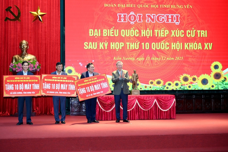 Tổng Bí thư Tô Lâm trao quà tặng 3 xã Kiến Xương, Quang Lịch và Lê Lợi, tỉnh Hưng Yên. (Ảnh: Đăng Khoa) 