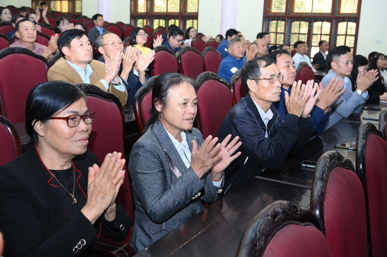 Các đại biểu và cử tri tham dự hội nghị. (Ảnh: Đăng Khoa) 