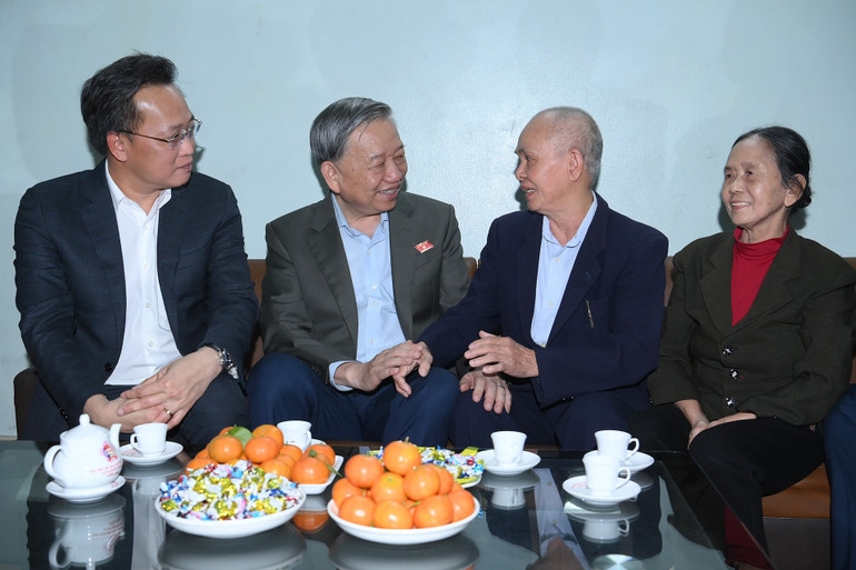 Tổng Bí thư Tô Lâm thăm hỏi, động viên thương binh Nguyễn Trọng Hiếu, thôn Quang Trung, xã Kiến Xương, tỉnh Hưng Yên. (Ảnh: Đăng Khoa) 