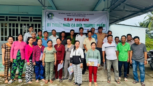 Các học viên tham gia lớp tập huấn kỹ thuật nuôi cá dứa tại An Giang